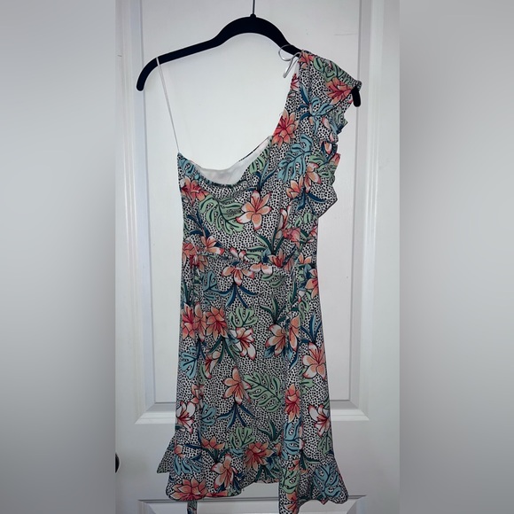 Francesca’s Mi ami asymmetrical dress. Size medium. B&W w/ tropical flowers - Picture 1 of 9